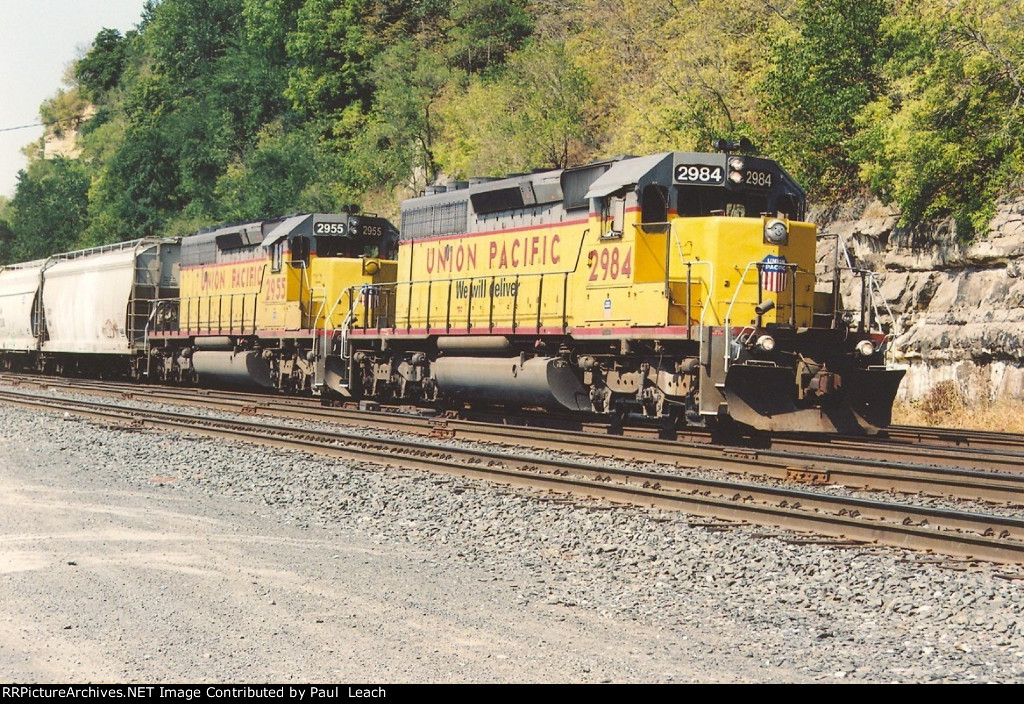 Manifest eases east approaching the yard